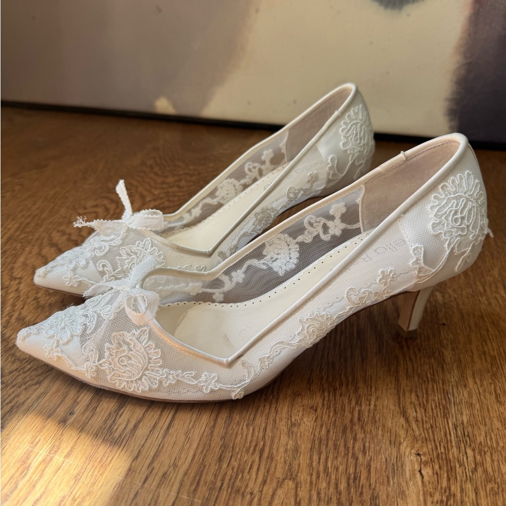 Bella Belle MONICA
Floral Lace Embroidered Ivory Bridal Kitten Heels Size 7 - Picture 5 of 14